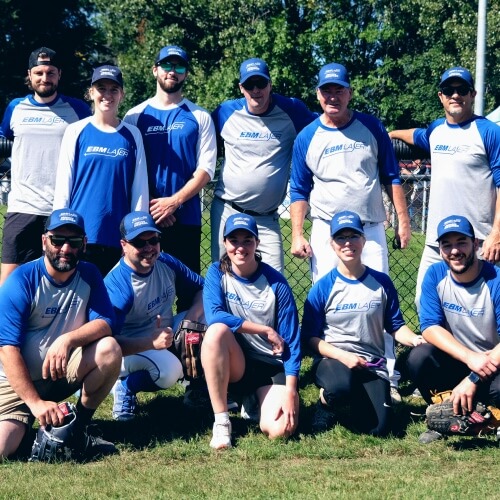 Photo de groupe de l'équipe de baseball EBM Laser