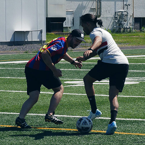 Deux joueurs de soccer dans une partie amicale